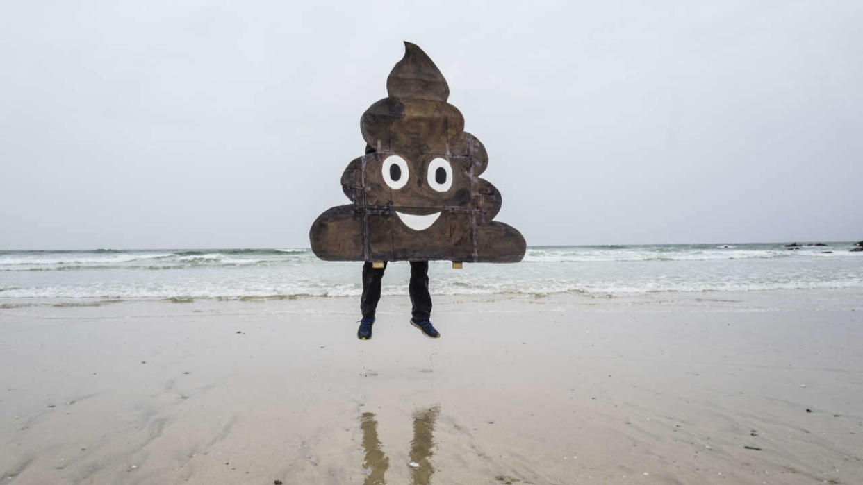 Un activiste de « Surfers against sewage » manifeste sur la plage Fistral, le 23 avril 2022, pour que le gouvernement agisse contre le déversement des eaux usées dans la mer.