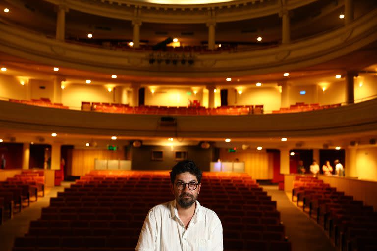 "Mi interés por el teatro empieza así, a partir de las historias que me contaba mi abuela. Tuve el privilegio de crecer en casas en las que siempre había libros. No estaba obligado a leerlos pero ellos estaban ahí y me acompañaban. El libro fue para mí una forma de combatir la soledad", explica Rodrigues.