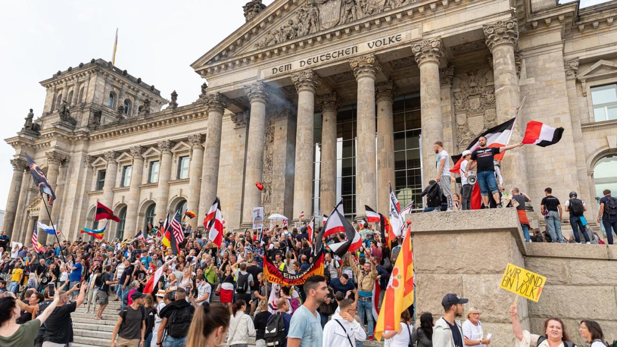 Mehrere Hundert Demonstranten hatten am 29. August Absperrgitter am Reichstagsgebäude überrannt und sich lautstark vor dem Besuchereingang aufgebaut.