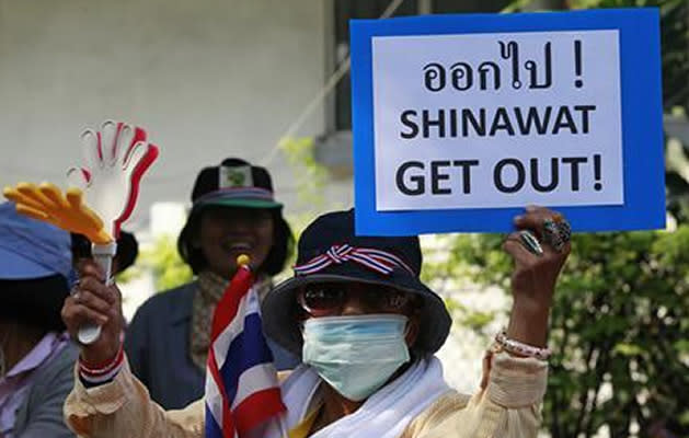 Thai Prime Minister Yingluck Shinawatra dissolved parliament on Monday and called a snap election, but anti-government protest leaders pressed ahead with mass demonstrations in Bangkok seeking to install an unelected body to run the country. (Reuters photo)