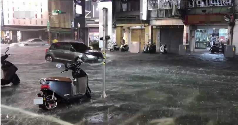 嘉義市中山路淹水。