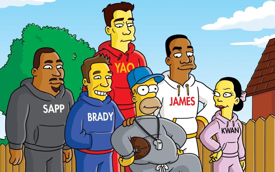 Ein zufällig aufgenommener Siegestanz landet im Internet und macht Homer so berühmt, dass diverse Sportstars Choreografien von ihm lernen wollen: In "Homer und die Halbzeit-Show" sind (von links) die Football-Stars Warren Sapp und Tom Brady, die Basketball-Legenden Yao Ming und LeBron James sowie die Eiskunstläuferin Michelle Kwan zu Gast. (Bild: 20th Century Fox Home Entertainment)