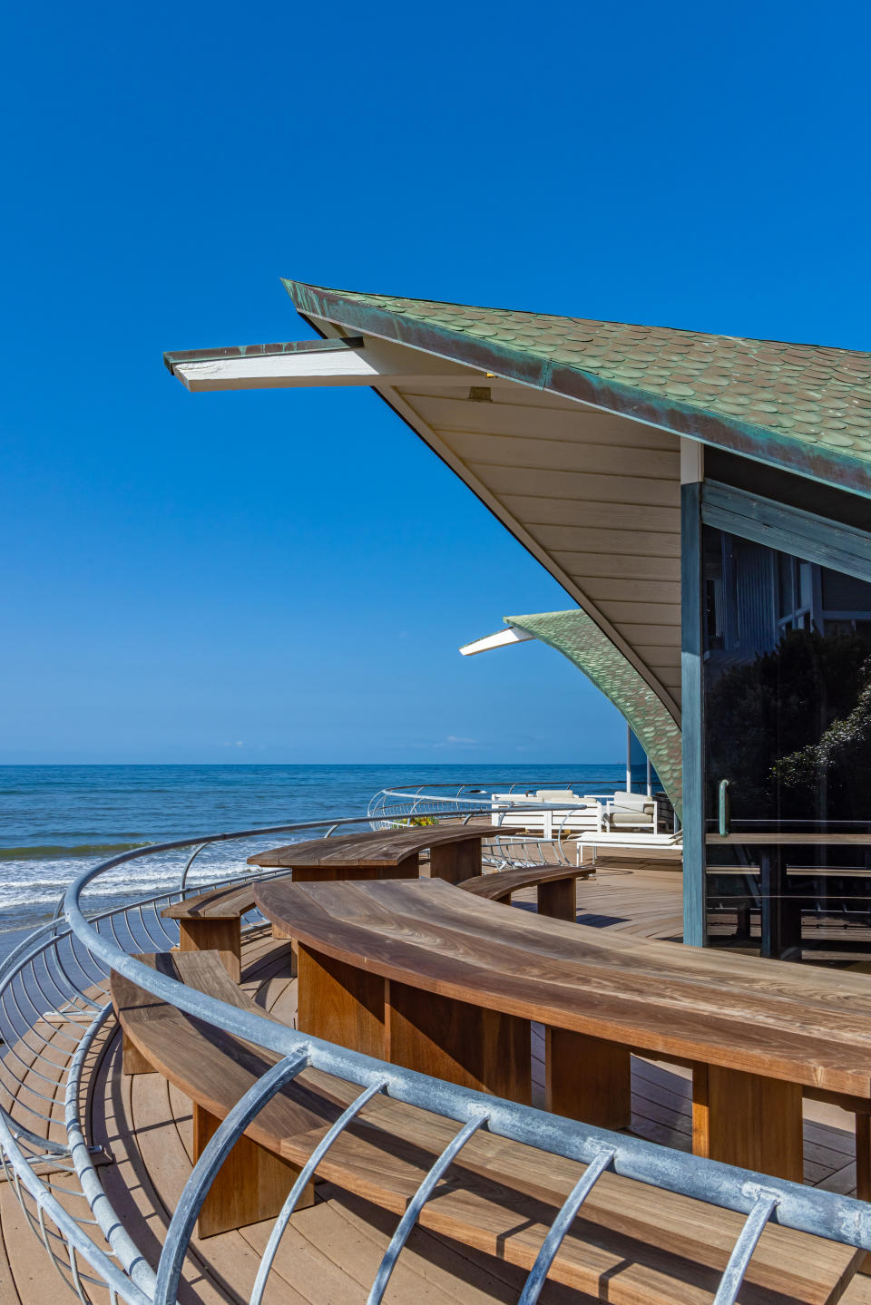 Wave House (la casa de la ola), diseñada por el arquitecto Harry Gesner, se encuentra en una de las áreas más cotizadas de California: Malibú. Foto: Cortesía de Douglas Elliman.
