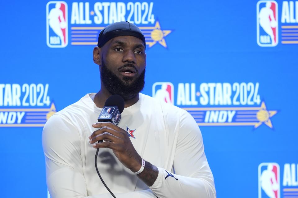 LeBron James uit Los Angeles Lakers spreekt tijdens een persconferentie vóór de NBA Basketball All-Star Game, zondag 18 februari 2024, in Indianapolis.  (AP-foto/Darron Cummings)