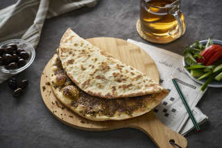 “Et donc, qu’est-ce que vous mangez là-bas ? — Bah, des manoushé au zaatar : c’est trop bon !”. Photo CC