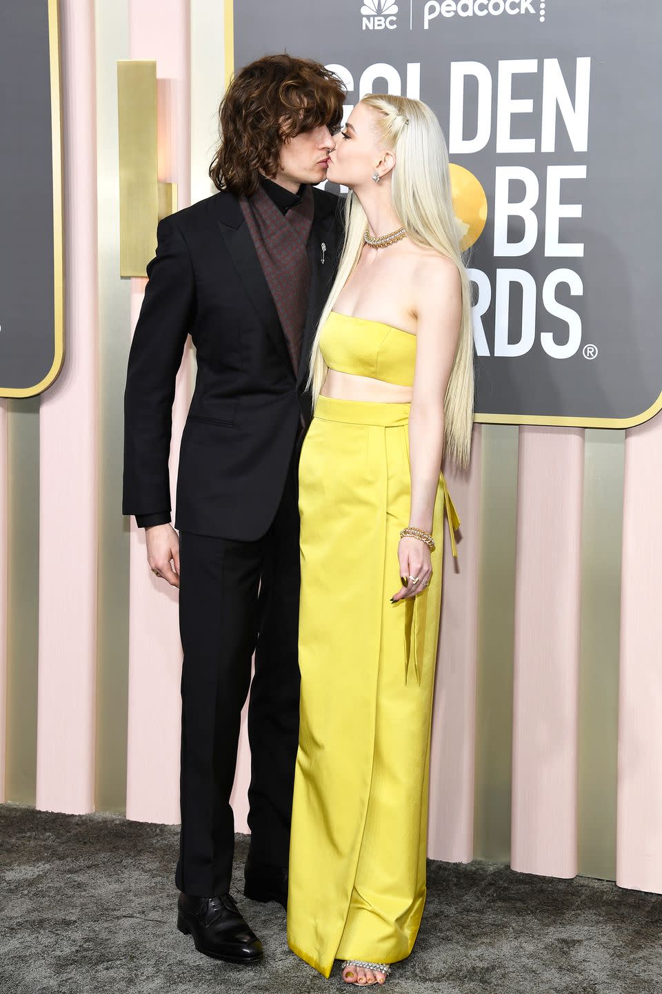 malcolm mcrae and anya taylor joy kiss at the golden globes 2023