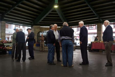 Men talk at the Monday market in the Basque town of Guernica, northern Spain, September 19, 2016. Picture taken September 19, 2016. REUTERS/Vincent West