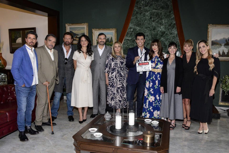 El elenco de 'La madrastra' en la más reciente versión dirigida por Carmen Armendáriz: Juan Martín, José Elías Moreno, Gabriel Soto, Marisol del Olmo, Marco Treviño, Cecilia Gabriela, Andrés Palacios, Aracely Arámbula, Isidora González, Martha Julia y Vilma Sotomayor. (Foto: Medios y Media/Getty Images)