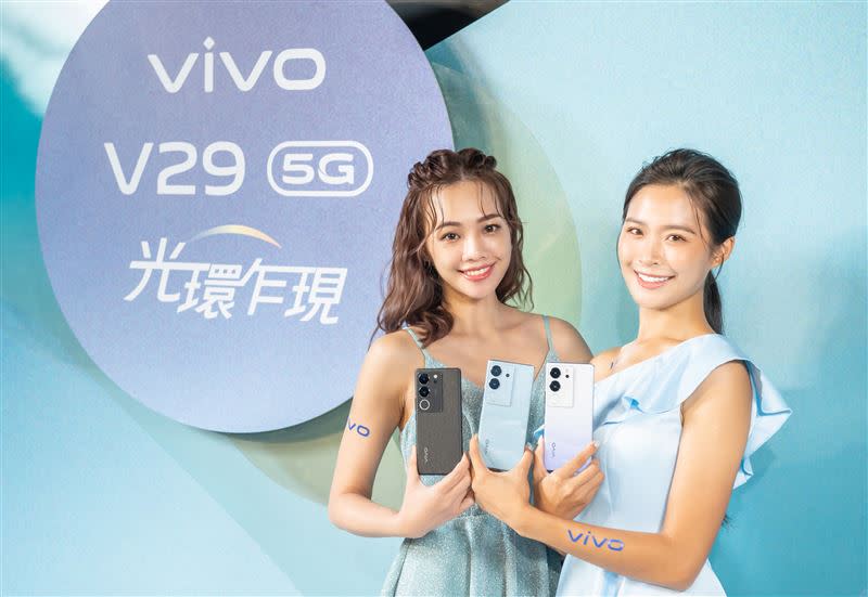 vivo V29 5G結合東方美學設計打造出「山海青」、「繁星紫」、「蒼穹黑」三色搶攻市場，即日起至10月31日於指定通路，購機可享早鳥優惠方案。