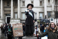 <p>Bei einem Women‘s March im Zentrum von London demonstrieren eine Frau und ihre Tochter für Frauenrechte. (Bild: REUTERS/Simon Dawson) </p>