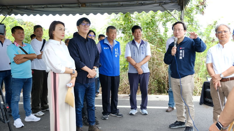 陳其邁視察美濃三洽水滯洪池防汛整備 高雄市長陳其邁（前排左2）5日率水利局團隊，會同 民進黨立委邱議瑩（前排左1）、美濃當地里長等 人，視察美濃區三洽水滯洪池防汛整備。 （高雄市水利局提供） 中央社記者蔡孟妤傳真  113年5月5日 