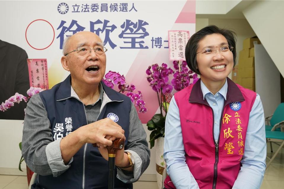 國民黨前主席吳伯雄（左）力挺新竹縣一選區立委參選人徐欣瑩（右），說需要這樣的人才進入國會。（徐欣瑩團隊提供／羅浚濱新竹傳真）