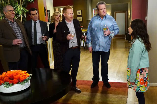 <p>Richard Cartwright/Disney General Entertainment Content via Getty</p> Ed O'Neill, Ty Burrell, Julie Bowen, Jesse Tyler Ferguson, Eric Stonestreet and Aubrey Anderson-Emmons on 'Modern Family'