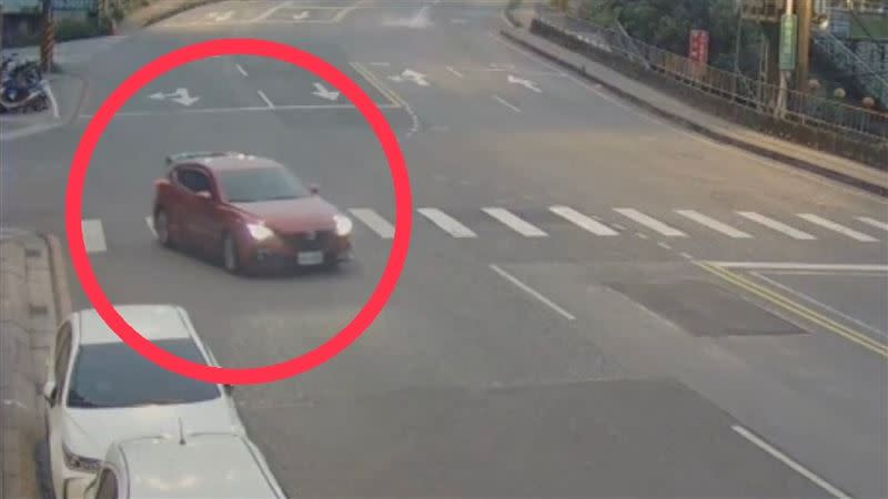 洪男開車逃離現場。（圖／翻攝畫面）