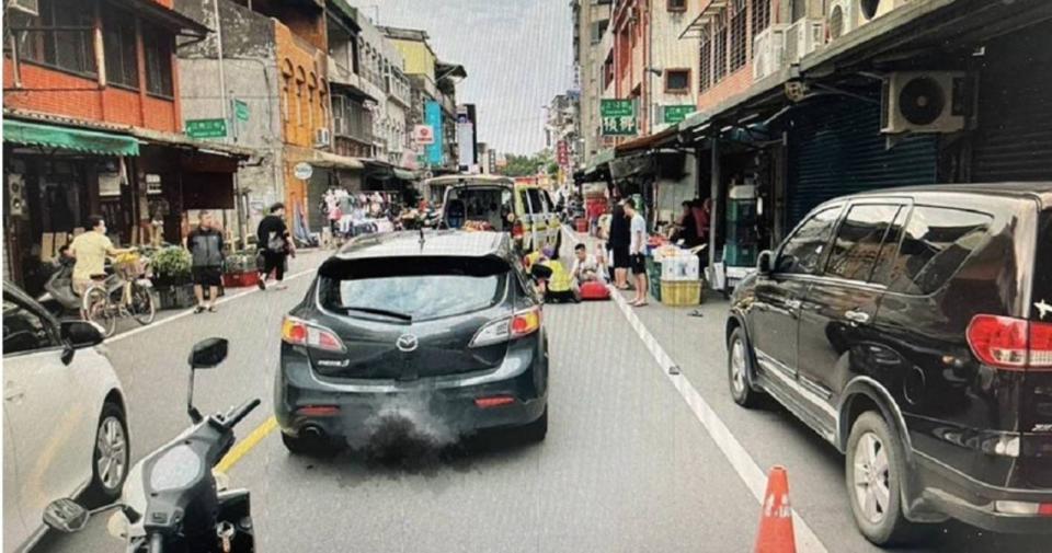 桃園龍安市場今早發生汽車撞到81歲老翁的交通事故，老翁隨即翻滾一圈倒地。（翻攝畫面）