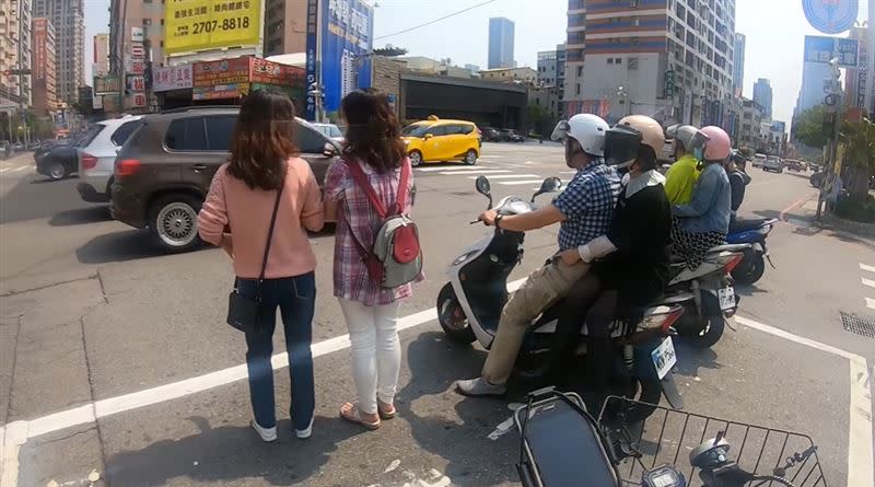 兩名女子聊嗨走進機車待轉區。（圖／邱姓騎士授權提供）