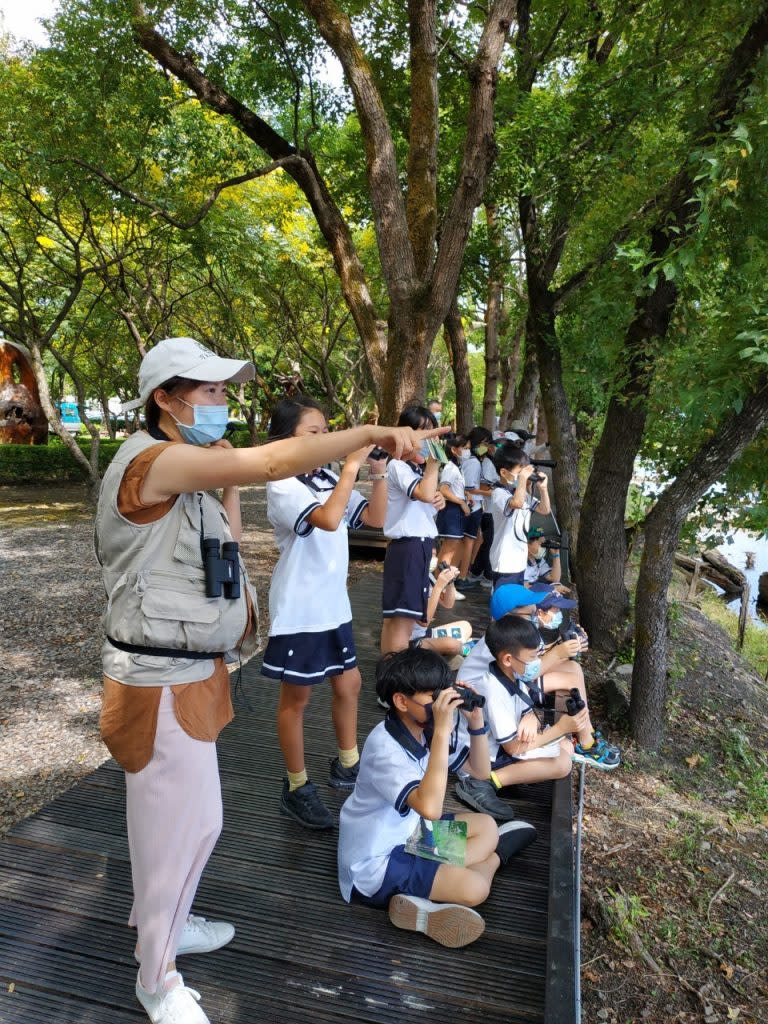 宜蘭戶外教學熱門場域「羅東自然教育中心」，改版推出十套有趣又知性的戶外教學課程。此外，國中小熱門生態型課程有：「對面的鳥同學」人手一支望遠鏡來觀察鳥類的私生活。（羅東林管處提供）