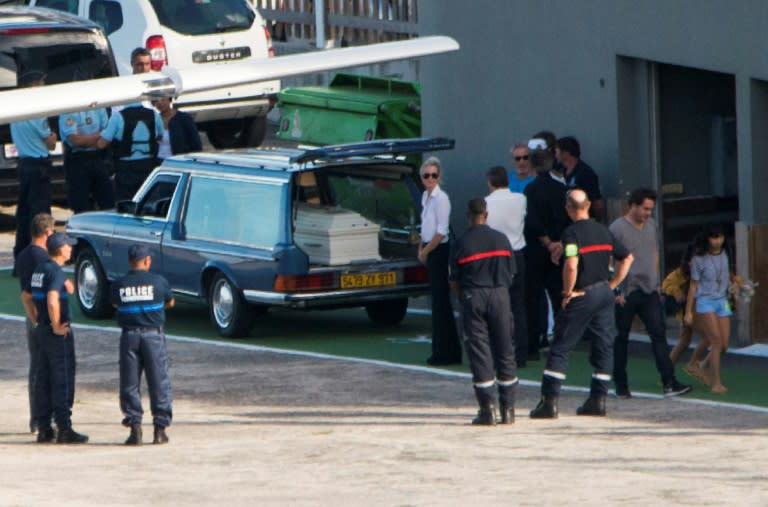 The body of Johnny Hallyday arrives in St Barts accompanied by his wife Laeticia and their two daughters