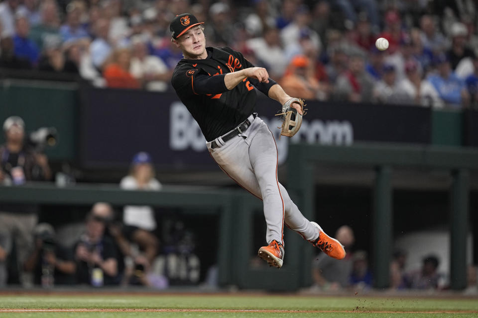 Gunnar Henderson, tercera base de los Orioles de Baltimore, lanza a primera en un sencillo de Josh Jung, de los Rangers de Texas, en la octava entrada del Juego 3 de la Serie Divisional de la Liga Americana, el martes 10 de octubre de 2023, en Arlington, Texas. (AP Foto/Tony Gutierrez )