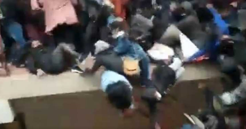 南美洲玻利維亞一所大學的學生，擠爆欄杆集體墜樓。（圖／翻攝自推特／@estendenciavzl）