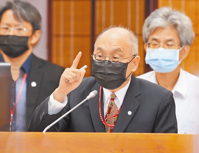 國立故宮博物院28日在立法院教育文化委員會做111年度施政及業務計畫及收支預算案報告，院長吳密察（中）指出，故宮與學校的教學合作確實都因為疫情而停擺，「但在疫情之後也很努力衝刺」，公務計畫預計到年底達成率會到90.98％。（張鎧乙攝）