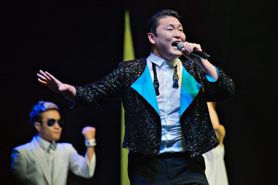 Psy performs in a free showcase at Marina Bay Sands. (Yahoo! photo)