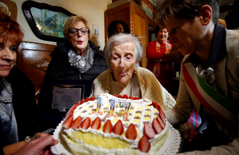 Emma Morano ist der offiziell älteste Mensch der Welt und die letzte Person, die in den 1800er-Jahren geboren wurde. Sie bläst an ihrem 117. Geburtstag in Verbania, Norditalien, die Kerzen ihres Kuchens aus. Ihr Geheimnis, sagt sie, seien Kekse, zwei rohe Eier pro Tag, und die Tatsache, dass sie nach der Trennung von ihrem Ehemann 1938 Single geblieben ist. (Bild: Alessandro Garofalo/Reuters)