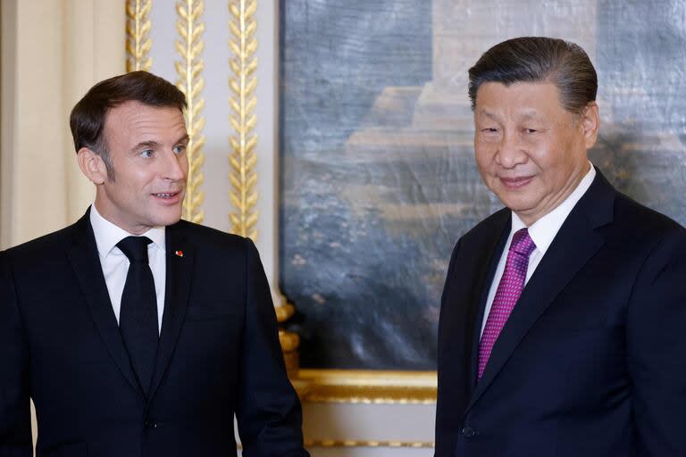 El presidente de Francia, Emmanuel Macron, habla con el presidente chino, Xi Jinping, durante una cena oficial de estado como parte de la visita de estado de dos días del presidente chino a Francia, en el Palacio del Elíseo en París, el 6 de mayo de 2024.