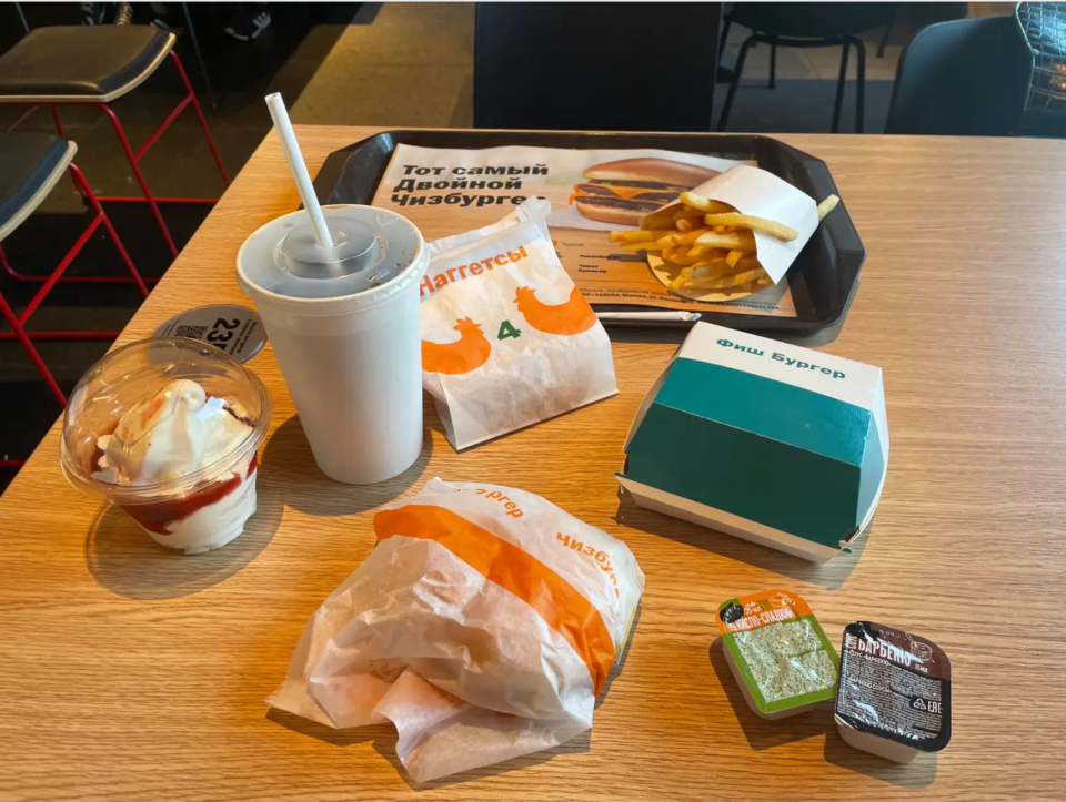 Das Essen beim russischen McDonald's kommt in schlichten, weißen Verpackungen. - Copyright: Andrea Palasciano/Insider