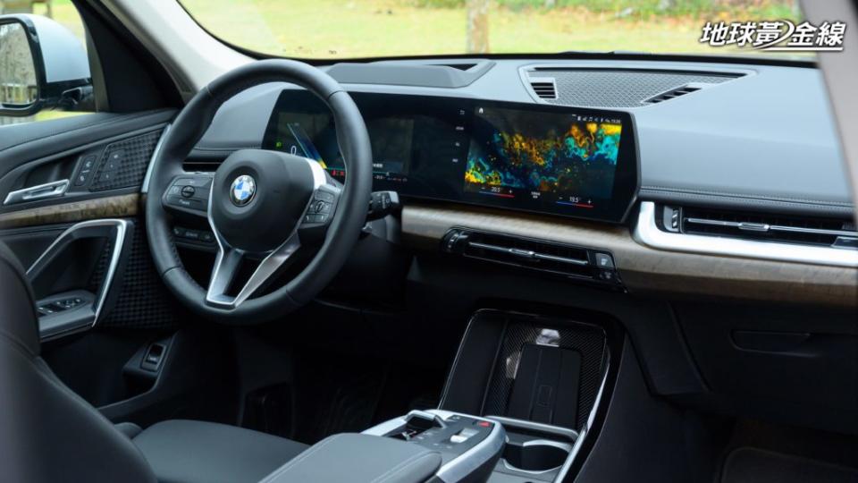 雙曲面螢幕為新世代X1全車系標配。(攝影/ 林先本)