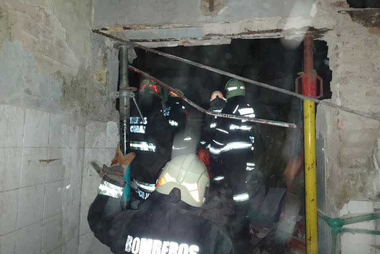 Derrumbe en Floresta, bomberos y rescatistas trabajan en el lugar del accidente