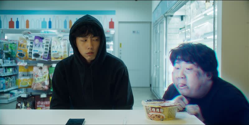 蔡凡熙（左）飾演聞得到阿飄的通靈少年，常有孤魂野鬼找上門求助讓他很困擾。（圖／逆光電影股份有限公司提供）