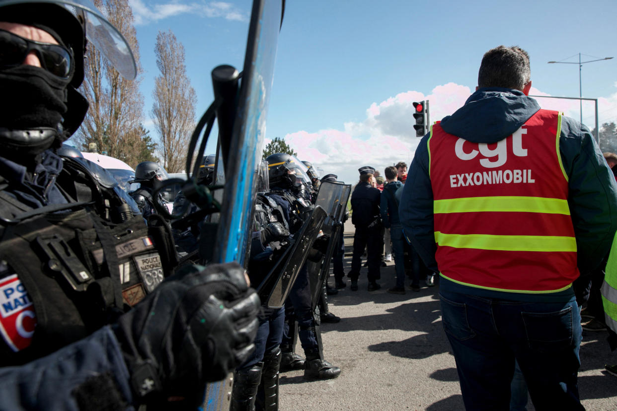 Des CRS mobilisés en mars 2023 à proximité de la raffinerie de Gronfreville, durant les protestations contre la réforme des retraites. (Photo by LOU BENOIST / AFP)