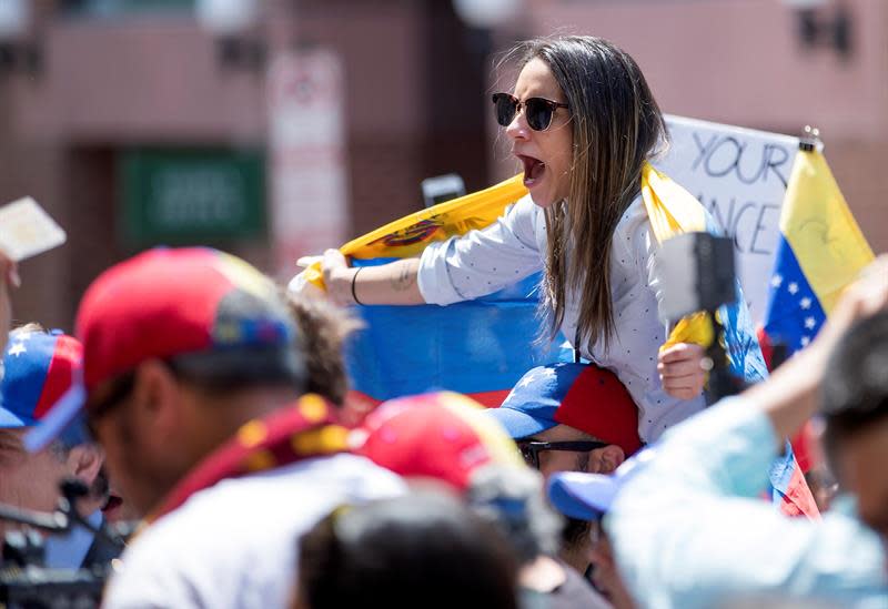 Decenas de personas fueron registradas este martes al manifestarse frente a la embajada de Venezuela en Washington, tanto a favor como en contra del levantamiento promovido por el líder opositor Juan Guaidó, en la capital estadounidense. EFE