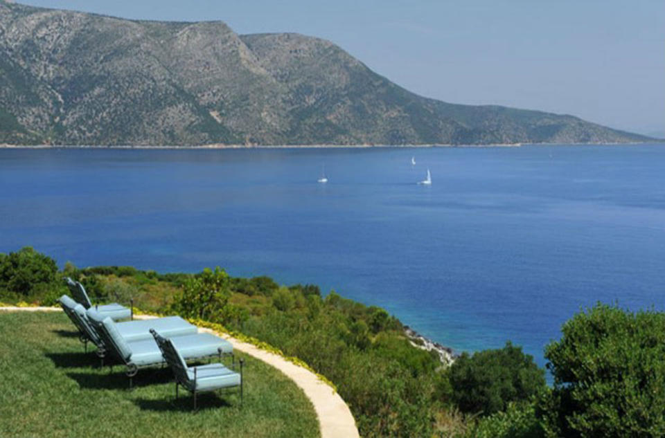 <p>En la pequeña isla de Ítaca, bañada por el Jónico, se encuentra esta villa que, como puedes comprobar, cuenta con unas vistas espectaculares. Su precio es de 122.010 dólares a la semana, 104.000 euros. (Foto: Nota Bene Global). </p>