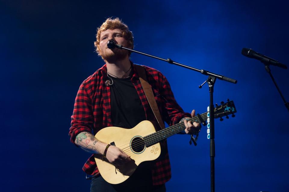 Viele Rekorde gehen auf sein Konto, bei den Video-Klicks muss er sich noch etwas strecken: "Thinking Out Loud" von Ed Sheeran gehört mit 3,45 Mrd. Views aber zu den Top-Videos bei YouTube. Zu sehen hier: https://www.youtube.com/watch?v=lp-EO5I60KA (Bild: Ian Gavan/Getty Images)