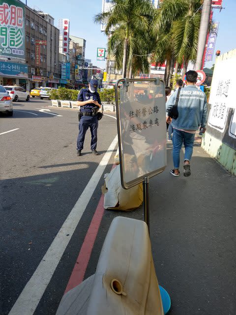 台鐵台南隆田至善化間電車線掉落，雙線行車中斷，新營至台南間採公路接駁。（翻攝自PTT鐵道版）