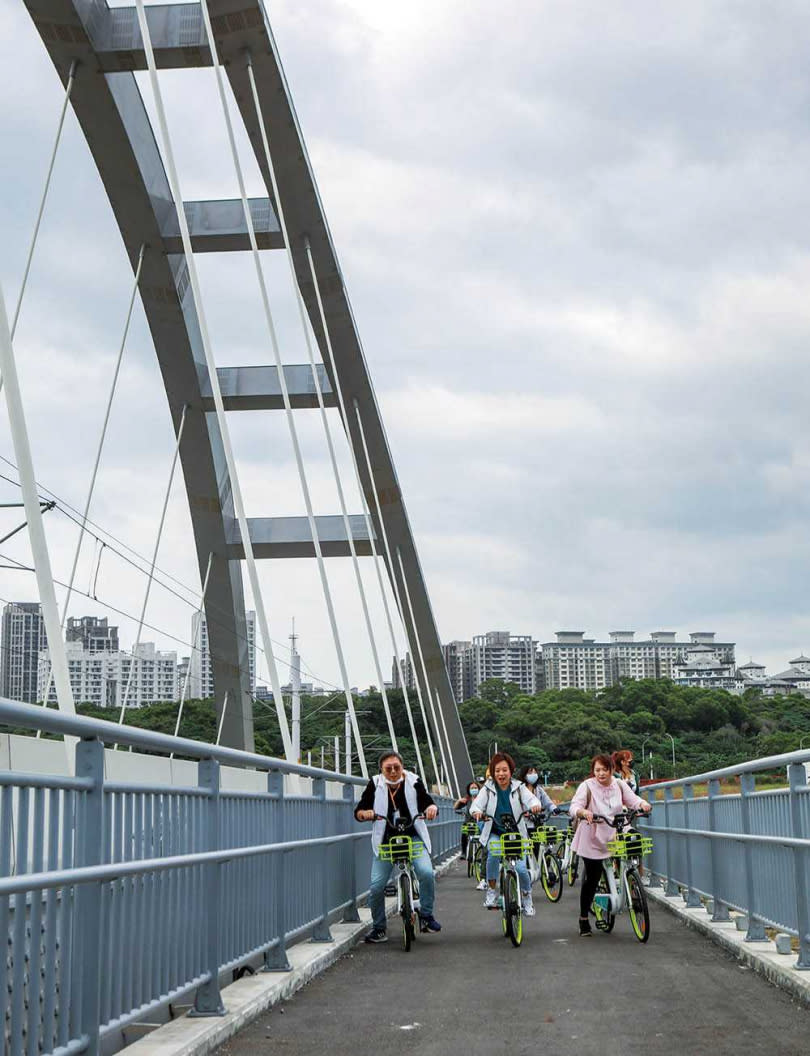 橫跨公司田溪的藍海橋，皆設有自行車道，可一路通往沙崙海灘。（圖／林士傑攝）