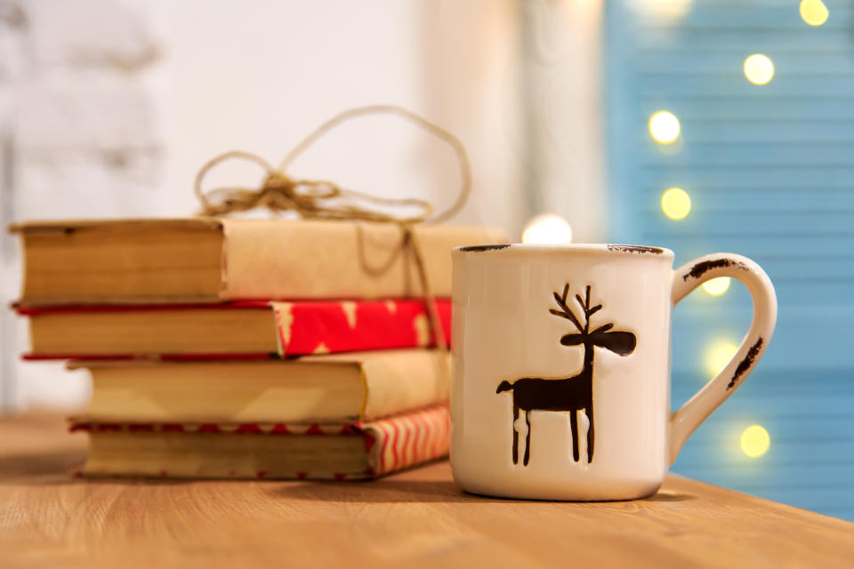 Ein gutes Buch ist das ideale Weihnachtsgeschenk für Freund*innen und Familie. (Symbolbild: Getty)