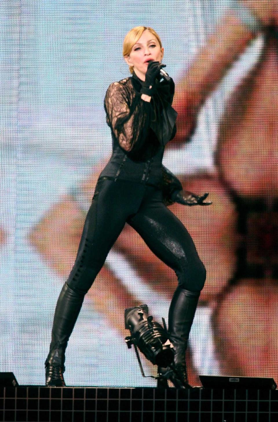 2006 zeigte sich Madonna fit wie eh und je und lieferte mit der Bühnenshow für ihre 'Confessions’-Tour ein regelrechtes Feuerwerk ab - hier in engem Leder-Outfit, das sicherlich viele Männerherzen schmelzen ließ.