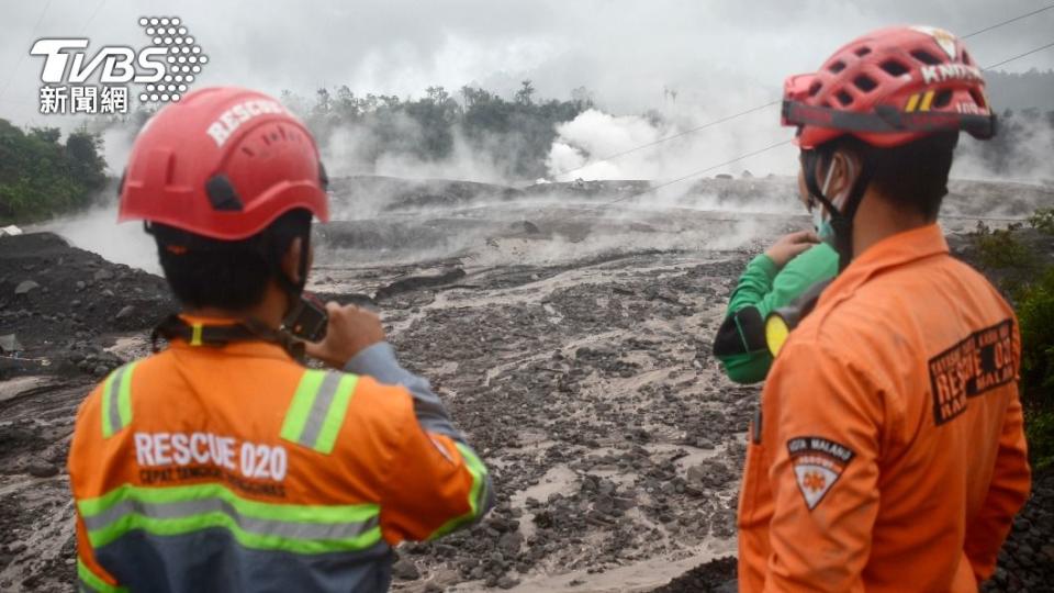 救難人員正在監測火山灰的情況及動向。（圖／達志影像美聯）