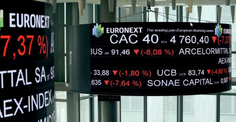Un écran montre des titres du CAC 40, à la Défense, près de Paris, le 9 mars 2020 (ERIC PIERMONT)
