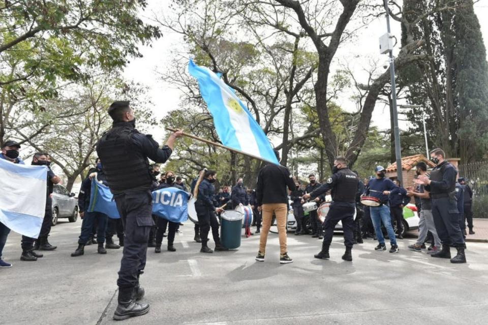 Los uniformados de la bonaerense llegaron esta mañana a Olivos, con banderas argentinas y bombos