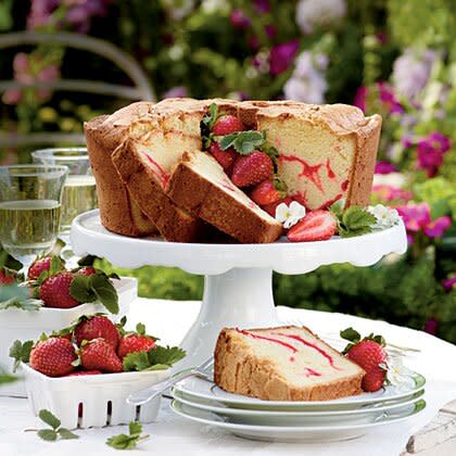 Strawberry bundt cake recipe with strawberry swirl