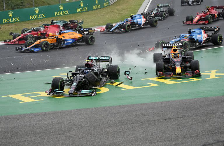 Una imagen de Hungría 2021: Valtteri Bottas, en ese momento en Mercedes, chocó con el mexicano Sergio Pérez, de Red Bull.