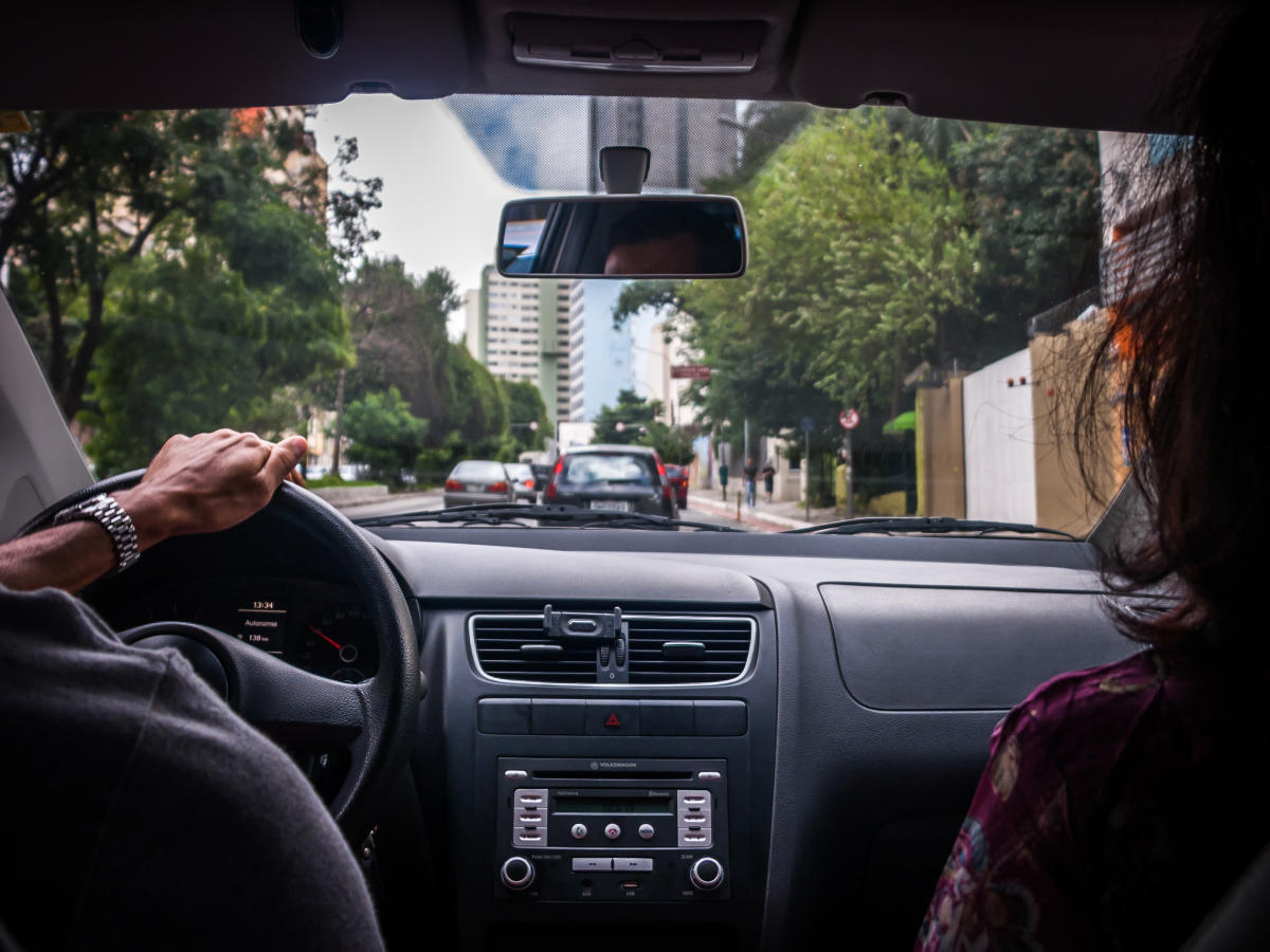 Mit der praktischen Antirutschmatte im Auto immer alles griffbereit