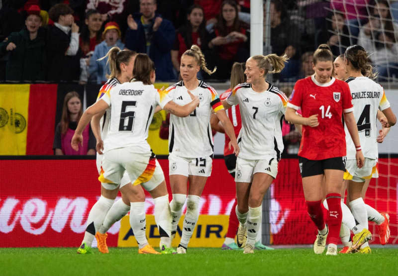 Germany's Giulia Gwinn (C) celebrates with her team-mates after scoring her side's third goal from a penalty during the UEFA Women's Euro 2025 qualifying soccer match between Austria and Germany at Raiffeisen Arena. Expa/Reinhard Eisenbauer/APA/dpa