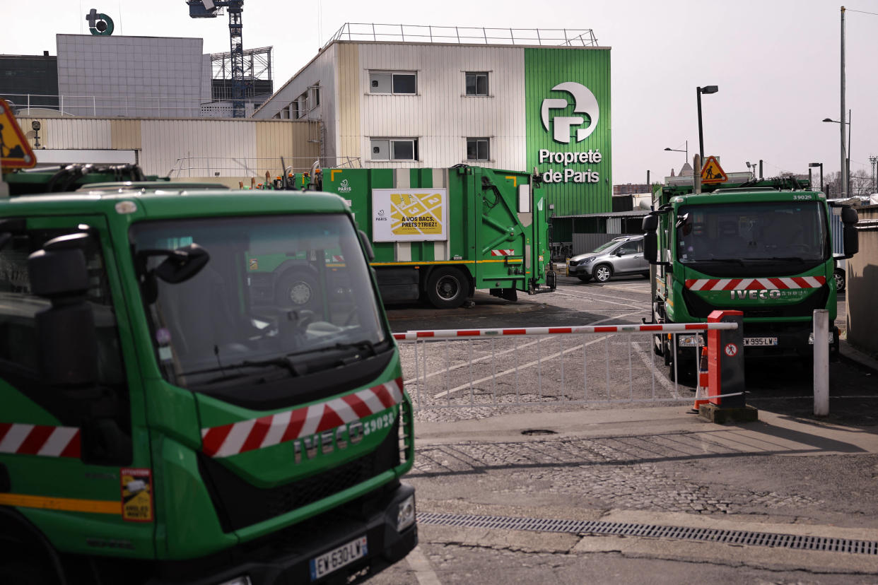 Des camions-poubelles à l’entrée de l’usine d’incinération d’Ivry-sur-Seine, le 17 mars 2023.