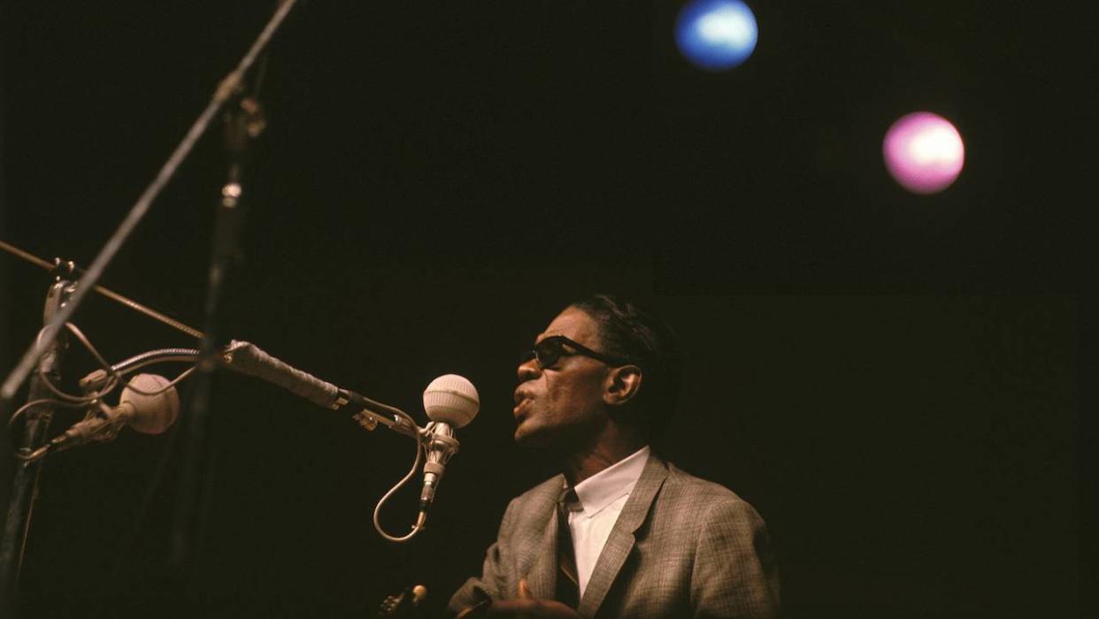  Lightnin' Hopkins on stage. 