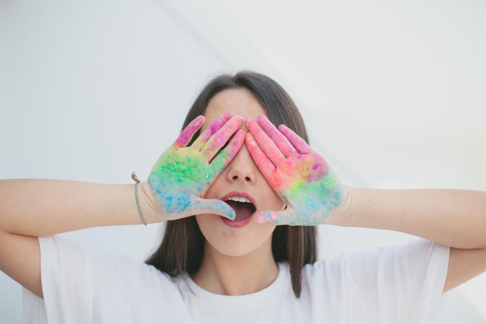 Wenn du bunte Hände vermeiden möchtest, arbeite einfach mit Handschuhen. (Bild: Getty Images)